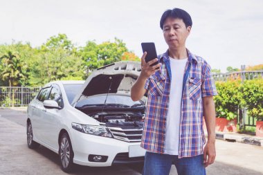 Asya adam stand ön bir kırık araba yardım için çağrıda