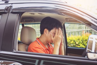 Bir araba kazasında kazadan sonra kötü hissediyor adam