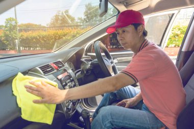 Oto servis personeli mikrofiber bez ile araba temizleme