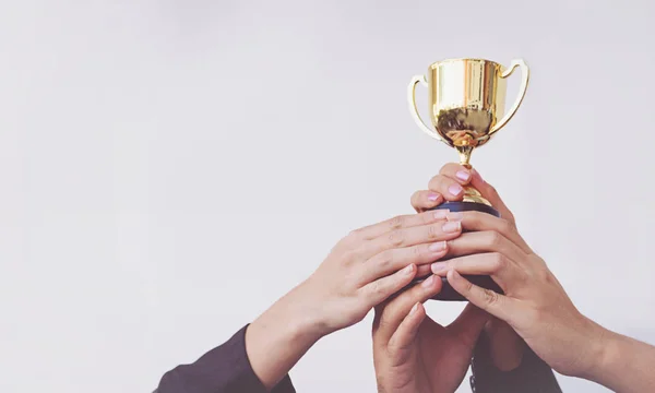 El Takım iş altın bir kupa tutan, Concept Teamwork