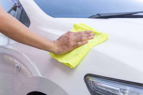 Man cleaning car with microfiber cloth — Stock Photo, Image