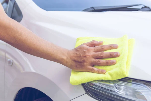 Man cleaning car with microfiber cloth — Stock Photo, Image