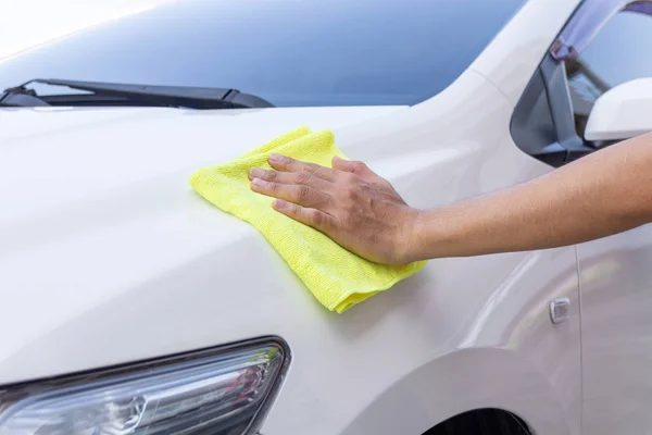 Man cleaning car with microfiber cloth — Stock Photo, Image