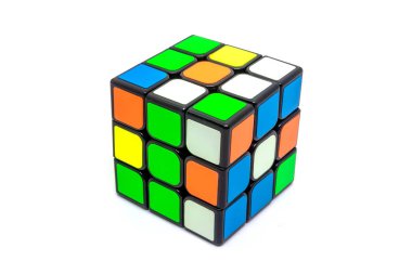 beyaz arka planda rubik oyuncak