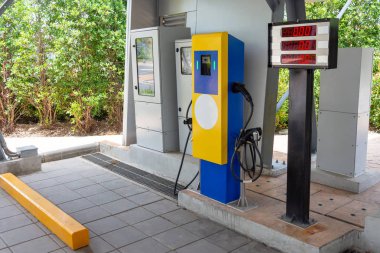 Elektrikli araba aküsünü şarj ediyorum.