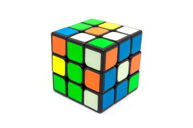 beyaz arka planda rubik oyuncak