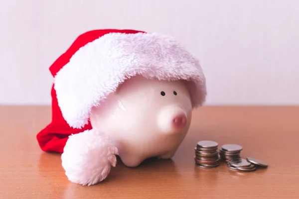 Piggy Bank Met Kerstman Hoed Munten Houten Tafel — Stockfoto