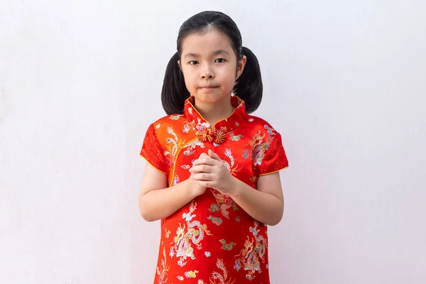 Ragazza Asiatica Indossare Cheongsam Con Gesto Congratulazione Portare Mani Insieme — Foto Stock