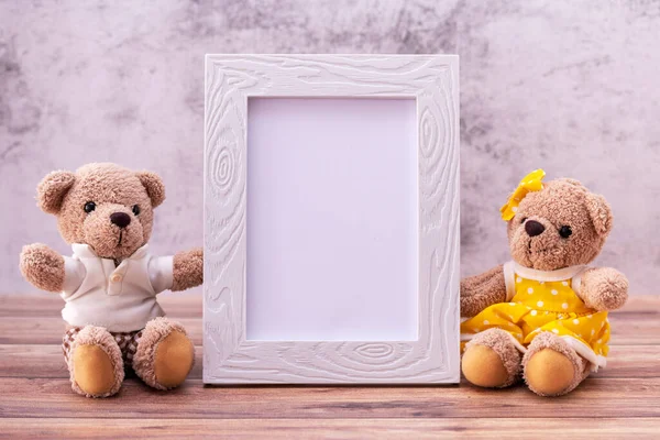 Paar Teddybeer Met Fotolijstje Tafel Hout Valentijnsdag — Stockfoto