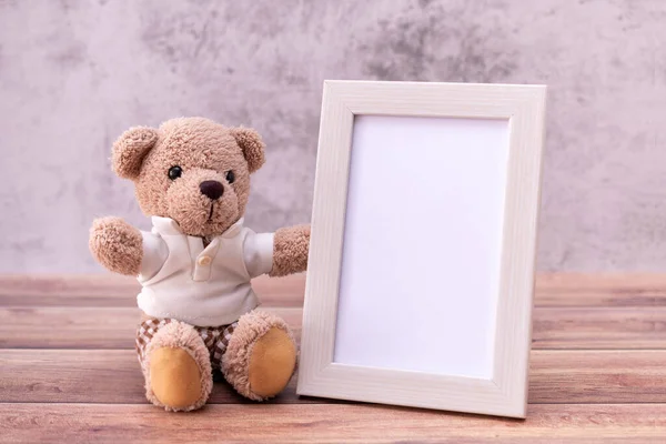 Teddybeer Met Fotolijstje Tafel Hout Valentijnsdag — Stockfoto