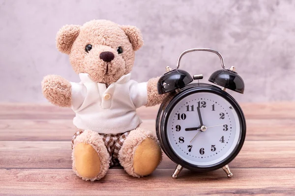 Teddybeer Klok Tafel Hout Valentijnsdag — Stockfoto
