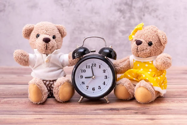 Paar Teddybeer Klok Tafel Houten Valentijnsdag — Stockfoto