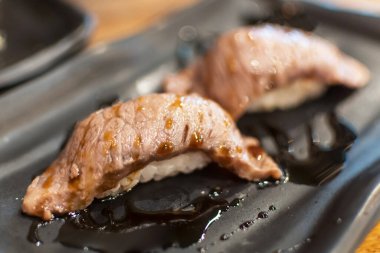 Wagyu Biftek Suşi. Japon usulü ızgara sığır eti ve Japon pirinci.