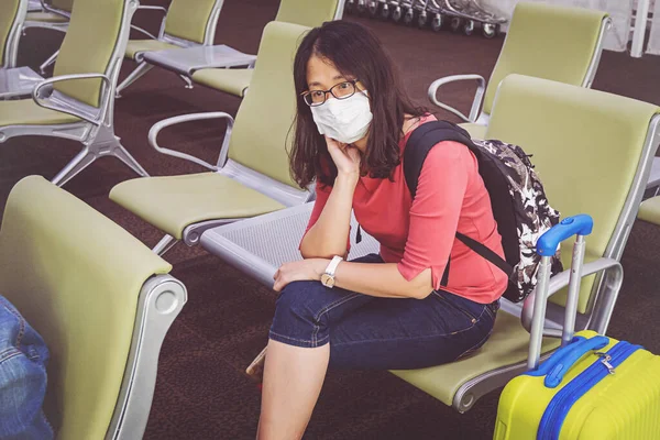 Молодая Азиатская Туристка Маске Сидит Расстоянии Аэропорту — стоковое фото