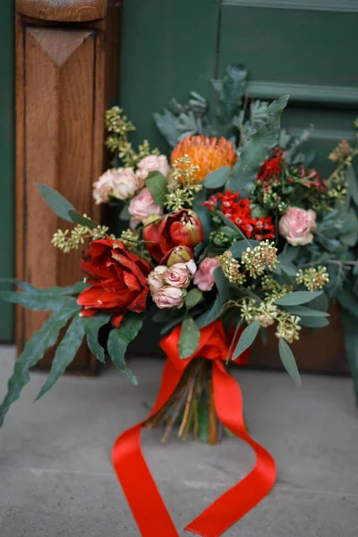 Beautiful Wedding Bouquet Windowsill Close Bouquet Pink Roses Green Leaves — Stock Photo, Image