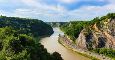 Bristol, yukarıdan manzara. Nehir, orman ve yol.