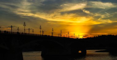 Köprü silueti mevsimleri ve gün batımı gökyüzü. Dramatik manzara. Budapeşte, Macaristan.