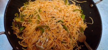 Havuçlu erişte, soğan ve sos. Tepside fotokopi alanı olan bir sebze.