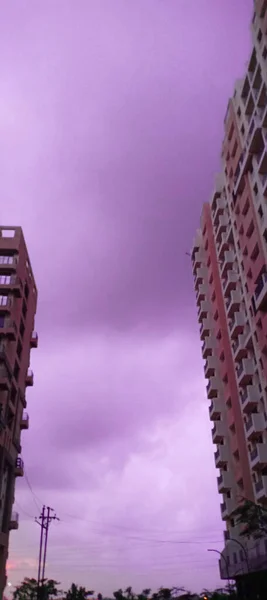 Edificio Corporativo Ventanas Completas Que Reflejan Cielo Tarde Stock Fotos — Foto de Stock