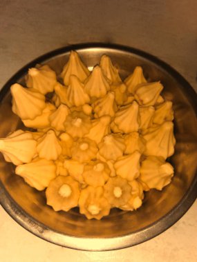 Tatlı Modak, Khoya ve Şeker. Ganesh Festivali 'nde Tanrı Ganesha' ya sunuldu. Tabakta servis edilmiş. Seçici