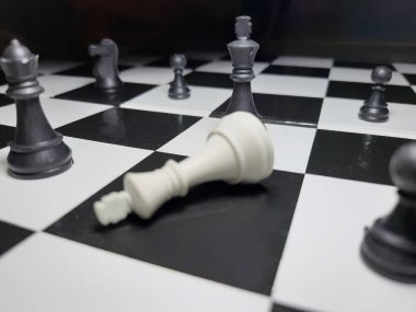 Satranç oyunu siyah papaz beyaz papazı yeniyor.,