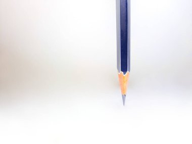 Beyaz arka planda gri siyah tahta kalem, okul kağıtları..