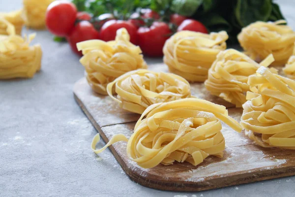 Pasta Tagliatelle Cruda Con Hierbas Frescas Tomates Cherry Vista Lateral —  Fotos de Stock