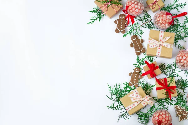 Sfondo Natalizio Con Scatole Regalo Pan Zenzero Rami Abete Decorazioni — Foto Stock