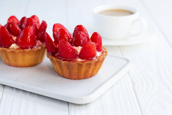 Strawberry Shortcake Pies Strawberries Tartlets Custard White Wooden Background — Stock Photo, Image