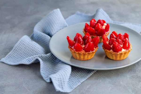 Tasty Strawberry Cakes Gray Plate Linen Napkin Stone Background — Stock Photo, Image