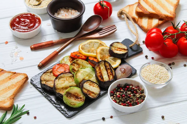 Sağlıklı vejetaryen ızgara masası bbq gluten ücretsiz ekmek ve sebzeler (kabak, patlıcan, havuç, limon)