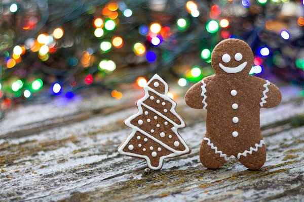 Nahaufnahme Von Weihnachten Lebkuchen Mann Und Baum Auf Rustikalem Hintergrund — Stockfoto