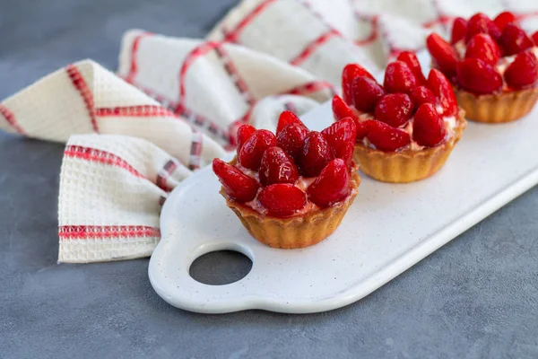 Mini Strawberry Tartlets White Ceramic Board Linen Napkin Stone Table — Stock Photo, Image