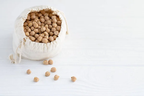 Primer Plano Garbanzos Crudos Bolsa Ecológica Lino Sobre Mesa Madera — Foto de Stock