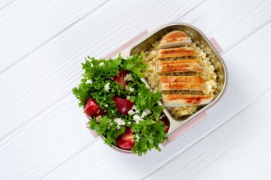 Tekrar kullanılabilir beslenme çantasında, sağlıklı yiyeceklerin olduğu bir yerde öğle yemeği yeriz.