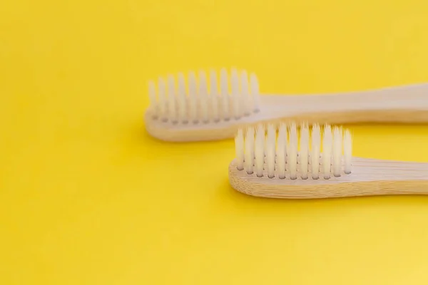 Sarı Arkaplanda Iki Doğal Diş Fırçası Yakın Plan — Stok fotoğraf