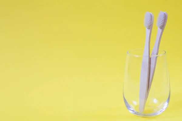 Sarı Arka Planda Cam Kaplı Ahşap Eko Diş Fırçaları Biyolojik — Stok fotoğraf