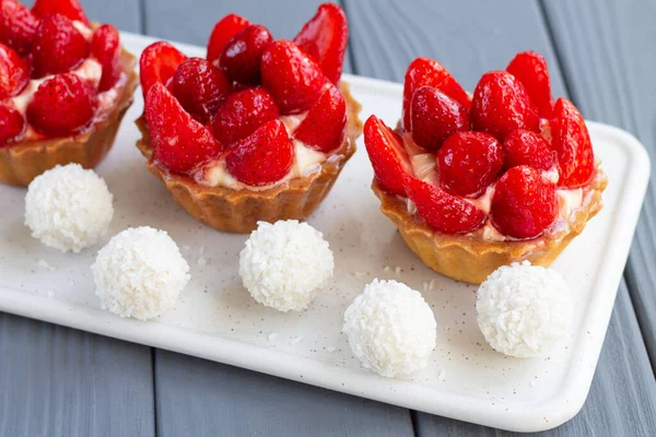 Fresh Tasty Strawberry Tartlets Cakes Berries Custard Close — Stock Photo, Image