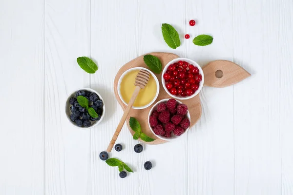 Ingredientes Para Desayuno Saludable Fresa Fresca Grosella Roja Arándanos Miel — Foto de Stock