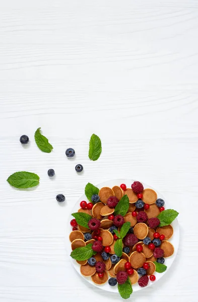 Desayuno Saludable Verano Con Pequeños Panqueques Bayas Frescas Hojas Menta — Foto de Stock