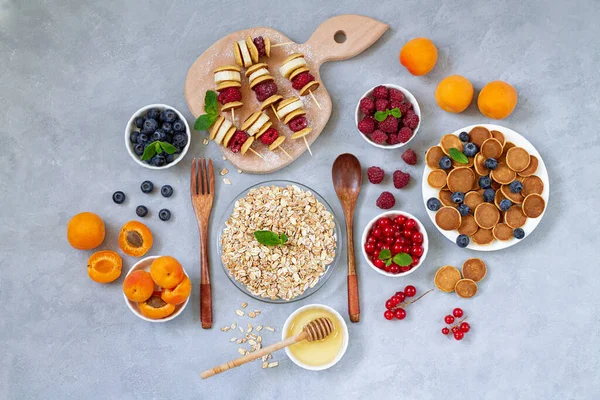 Deliciosa Mesa Desayuno Con Mini Panqueques Bayas Frescas Frutas Verano — Foto de Stock