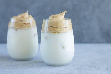 Lezzetli krema köpüklü moda DALGON kahve, soğuk süt, buz küpleri. Metnin için boşluk