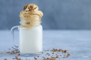 Mason kavanozu buzlu sütlü kahve. Yaz içeceğini fotokopi odasıyla birlikte taş masada tazeleyeceğim.