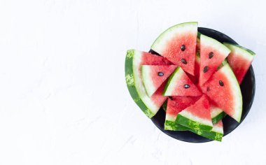 Siyah kasede taze dilimlenmiş karpuz fotokopi alanı ile üst görünüm
