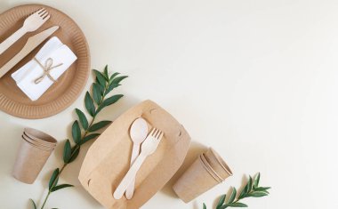 Bej arka planda fast food için çevre dostu tek kullanımlık sofra takımı. Plastiksiz yaşam tarzı konsepti