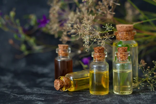 Etherische Kruidenoliën Glazen Flessen Aromatherapie Spa Massage Huidverzorging Alternatieve Geneeswijzen — Stockfoto