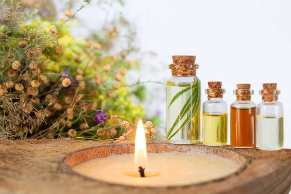 Yanan mumlarla dolu bir spa seti, şişelerde gerekli yağlar, otlar ve çiçekler. Metnin için boşluk