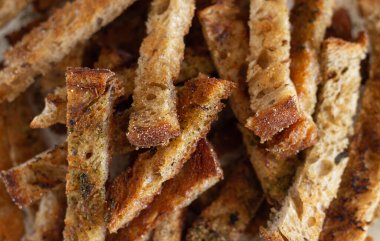 Ev yapımı çavdar ekmeği ve baharatlı ekmek yığını.