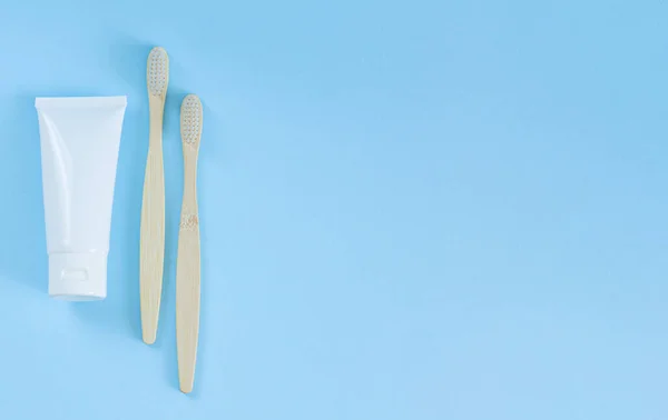 Açık Mavi Zemin Üzerinde Tahta Diş Fırçaları Diş Macunu Üst — Stok fotoğraf