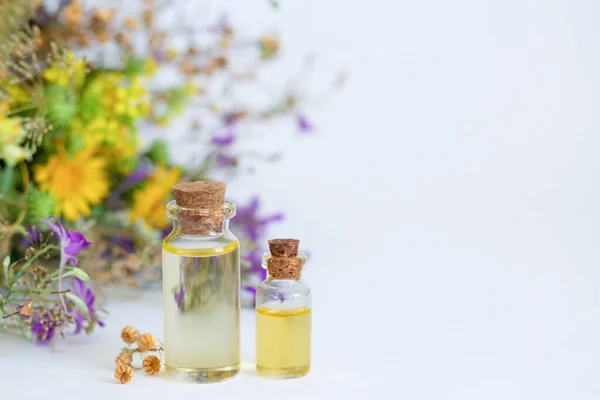 Aromatherapie Etherische Olie Flessen Met Natuurlijke Kruidengeneeskunde Genezende Kruiden Bloemen — Stockfoto